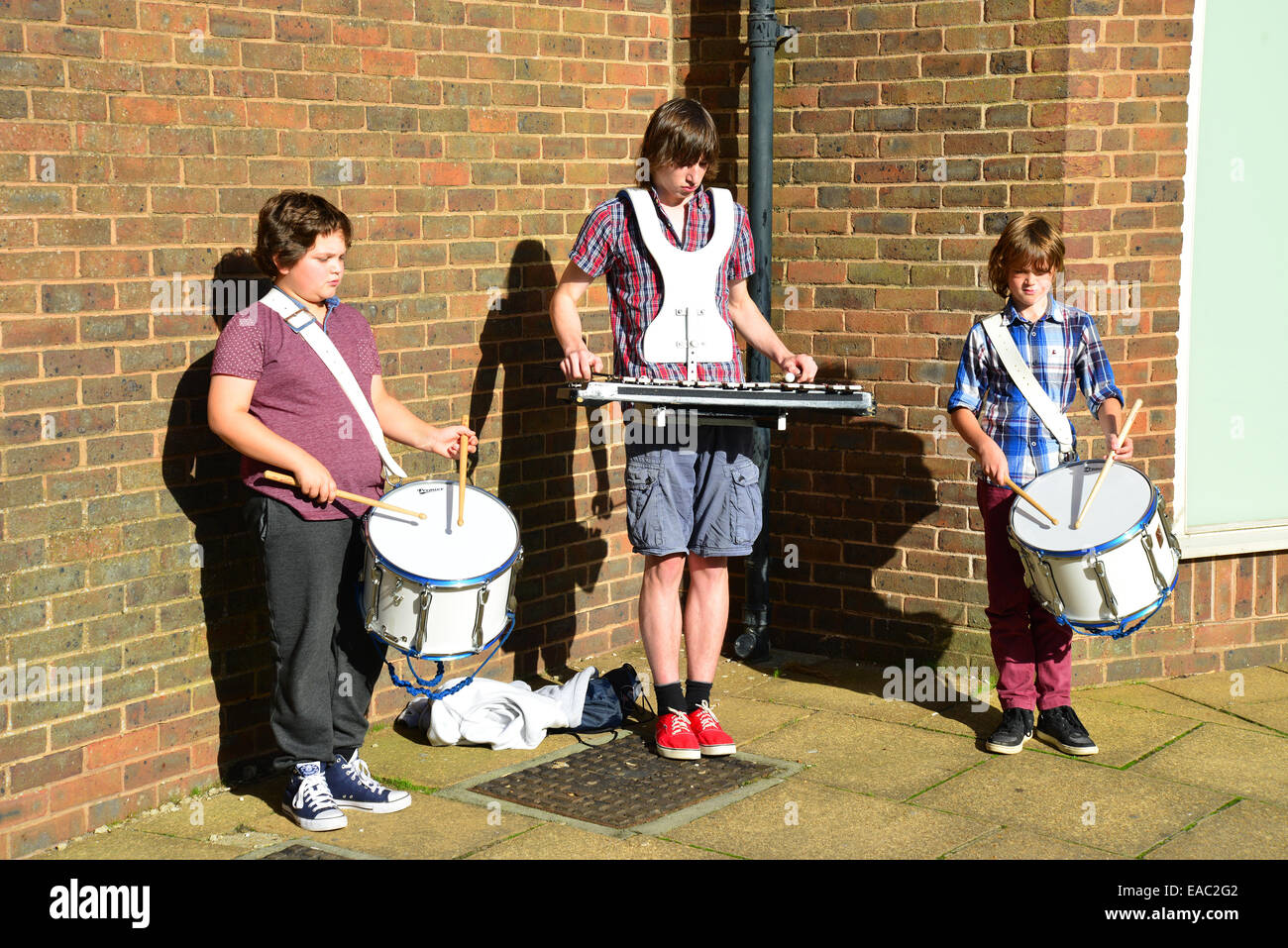 Young Boy Buskers, St Thomas' Square, Newport, Isle Of Wight, England, Vereinigtes Königreich Stockfoto