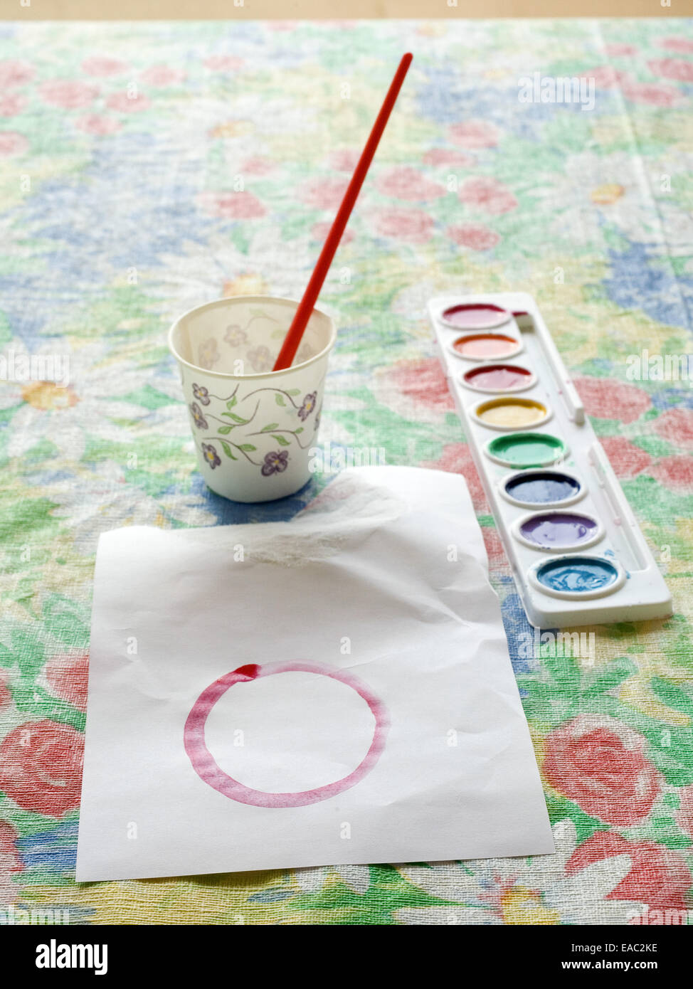 Des Kindes Farbe, Pinsel und Papier auf Tisch Stockfoto