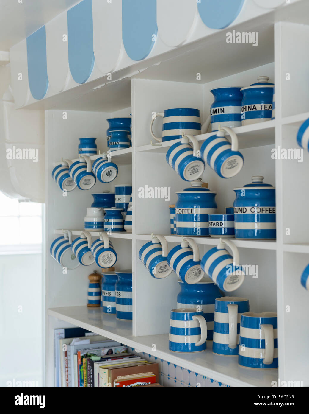 Kornischer auf Küche Kommode in blauen und weißen thematische Küche Stockfoto