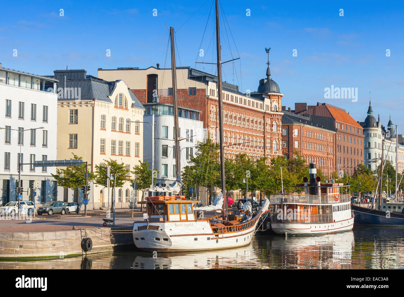 Helsinki, Finnland - 14. September 2014: Alten Kai von Helsinki City mit festgemachten Schiffe und klassische Fassaden in th Stockfoto