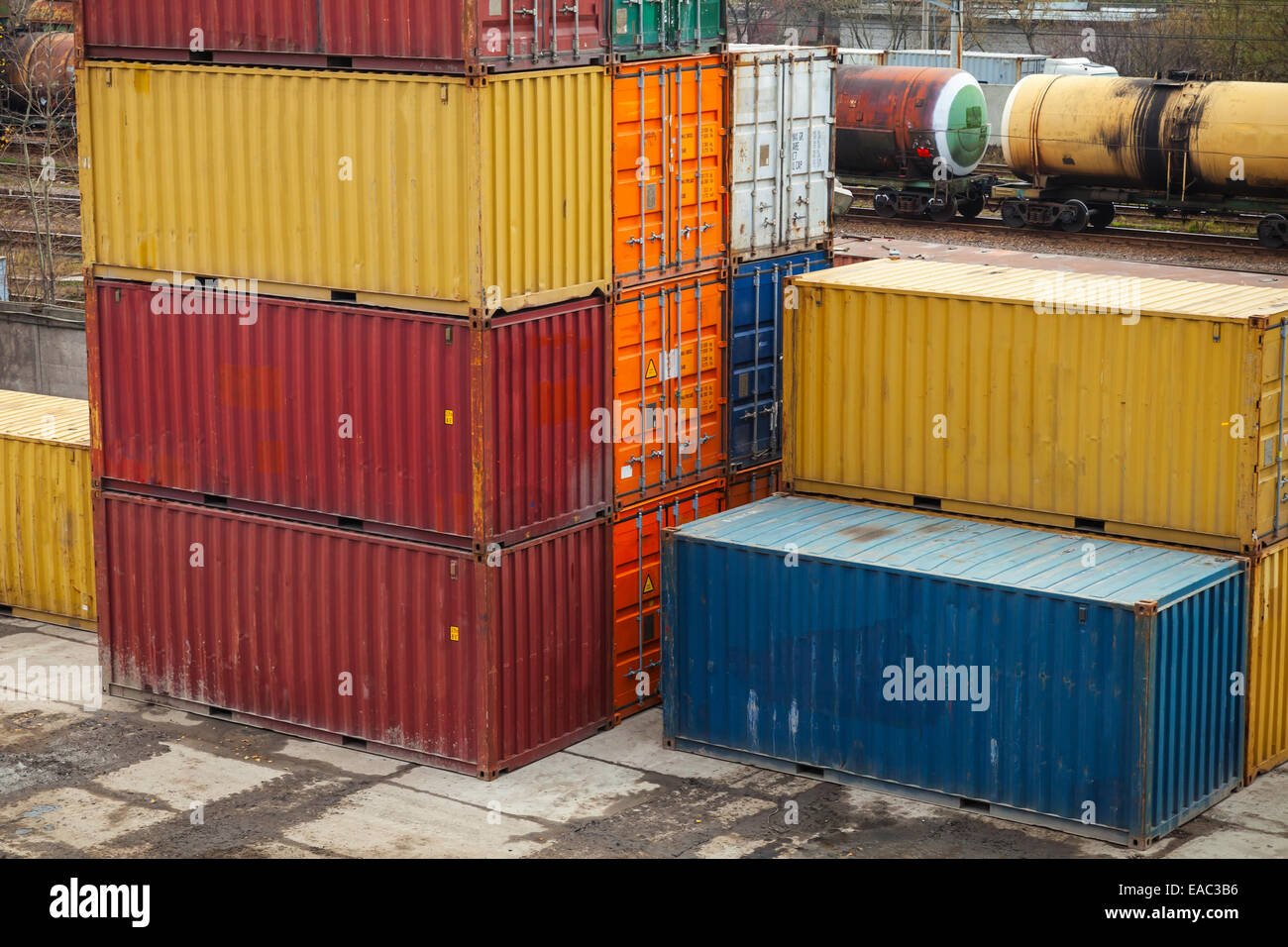 Industrielle Container gestapelt im Storage-Bereich Stockfoto