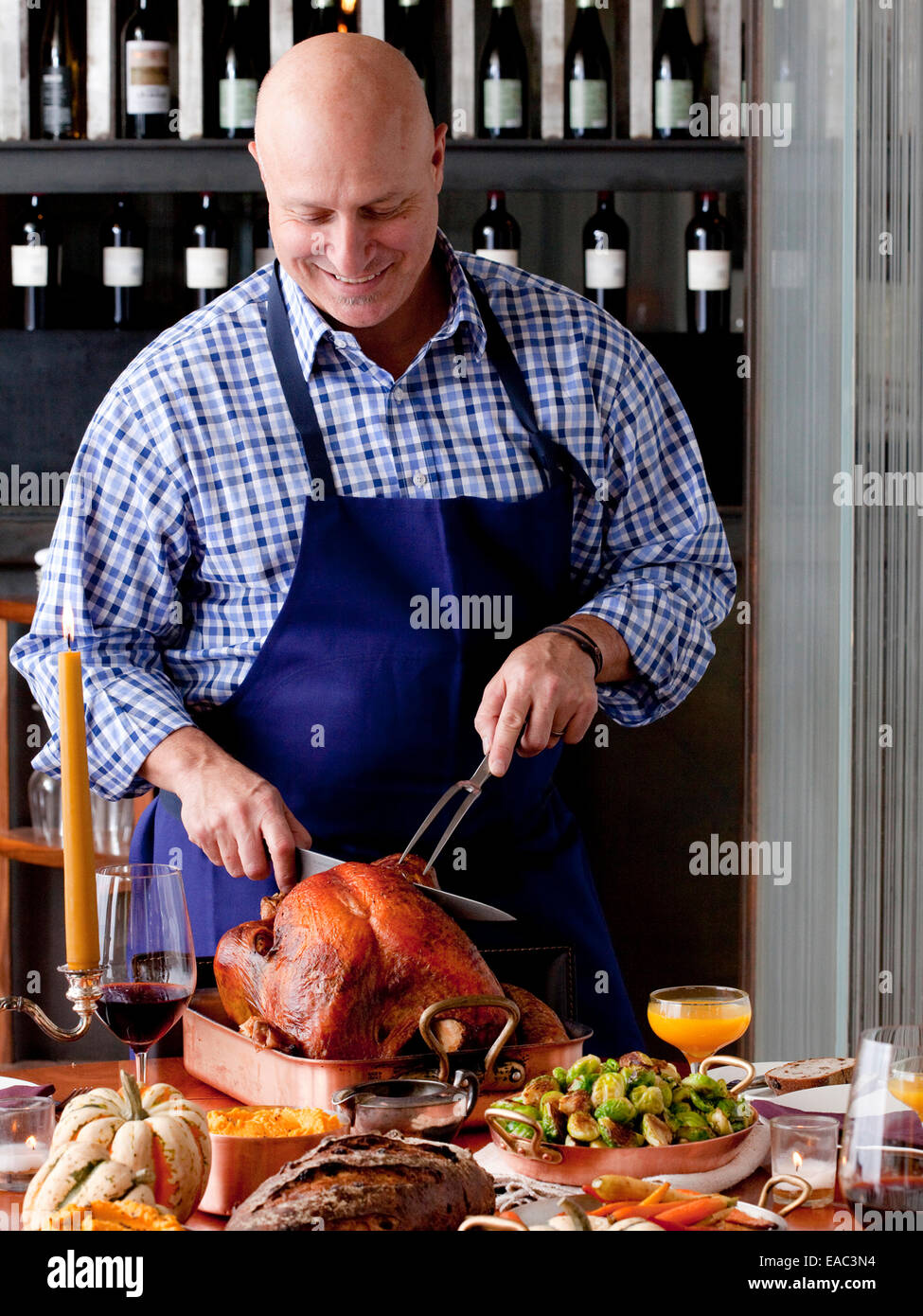 New York, NY-Chef Tom Colicchio bereitet ein Thanksgiving-Essen in seinem Restaurant Kraft. Stockfoto
