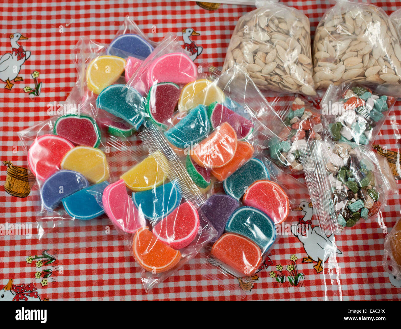 Bunte Bonbons im mexikanischen Markt Stockfoto