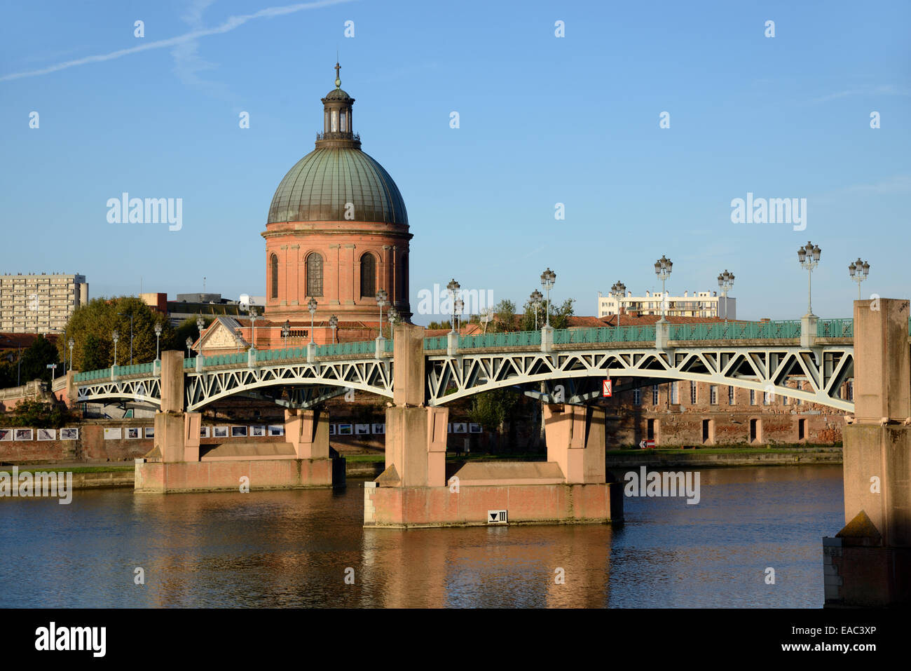 Das Wahrzeichen der Kuppel der St. Josephs Kapelle und das Saint Pierre Bridge oder Pont Saint-Pierre, über den Fluss Garonne Toulouse Frankreich Stockfoto