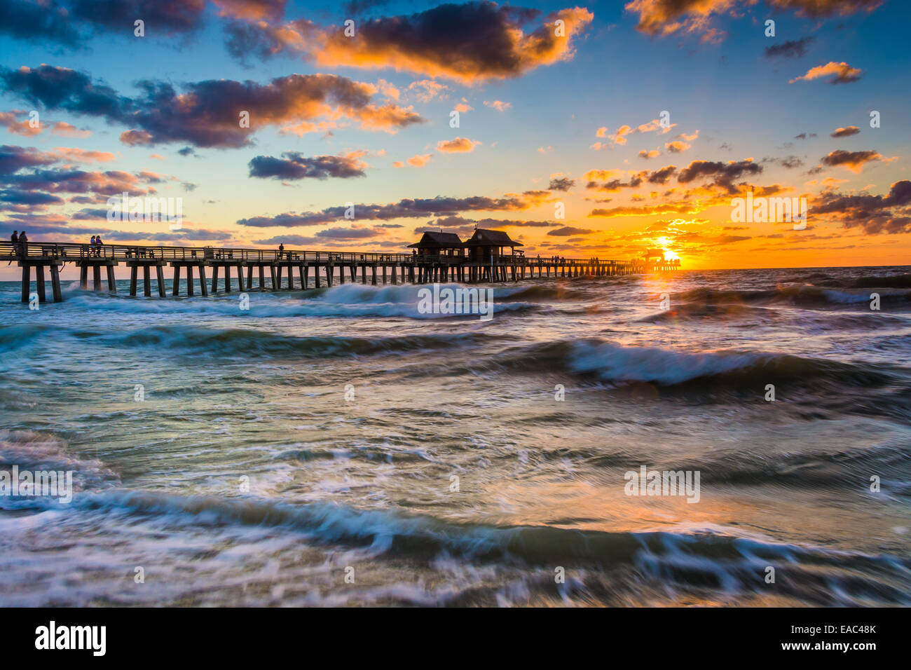 Sonnenuntergang über dem Fishing Pier und den Golf von Mexiko in Naples, Florida. Stockfoto