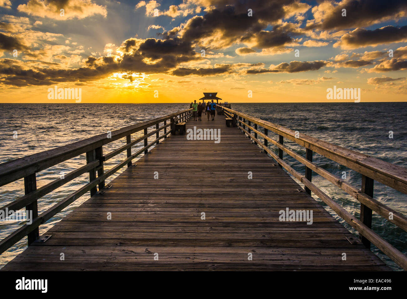 Sonnenuntergang über dem Fishing Pier in Naples, Florida. Stockfoto