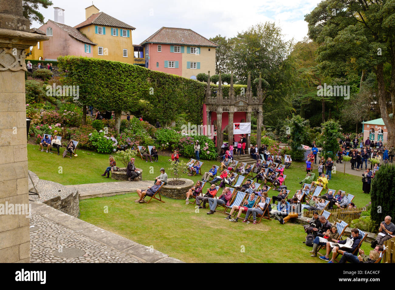 Menschenmenge beim Musikfestival Nr. 6, Portmeirion, Nordwales. Stockfoto