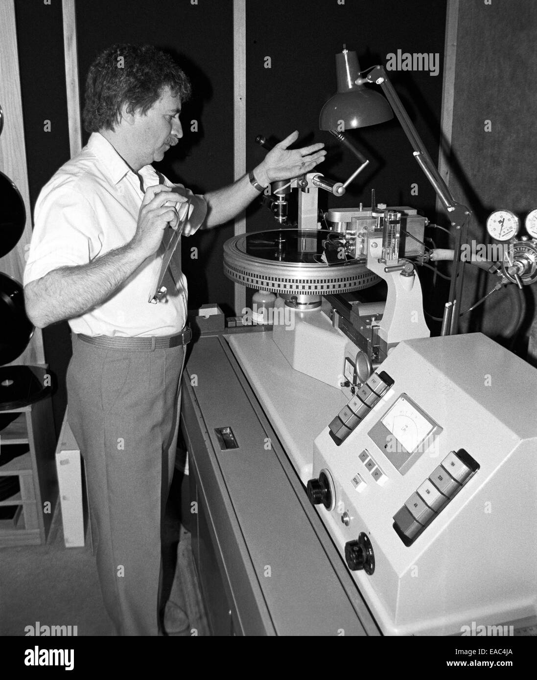 Techniker arbeiten auf einer Drehbank Neumann Disk-schneiden in den 1980er Jahren. Dies wurde zur Lack-Meister für Vinyl-Schallplatten geschnitten. Stockfoto