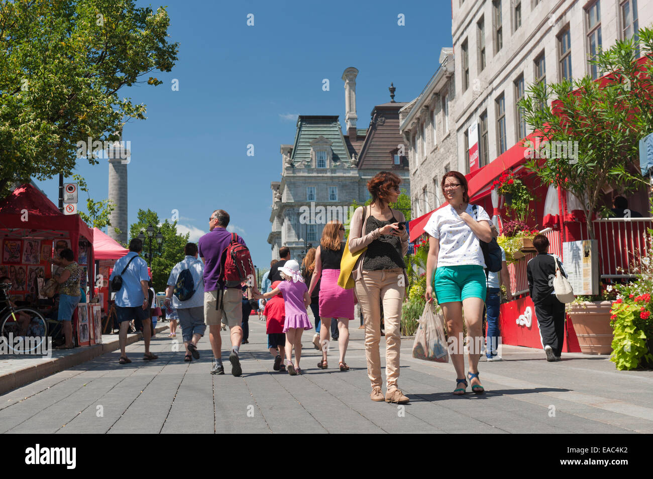 Menschen spazieren am Place Jacques Cartier, Old Montreal, Kanada. Stockfoto