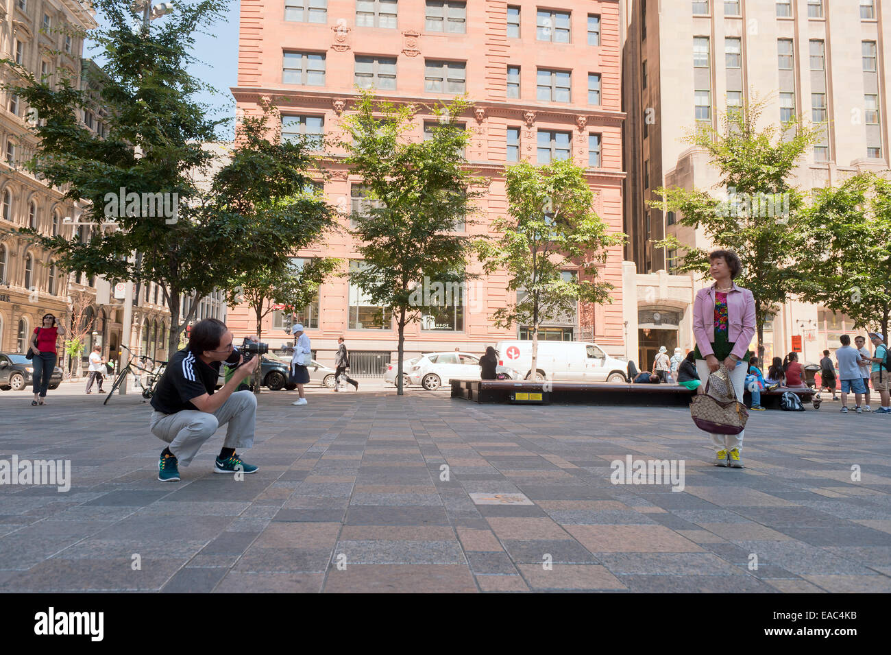 Asiatische Touristen, ein Bild von einer Frau am Place d ' Armes in Old Montreal, Québec, Kanada. Stockfoto