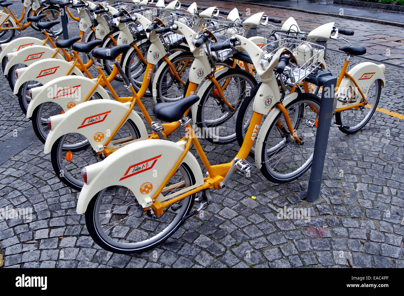 Italien, Lombardei, Mailand, Bike-Sharing, Tiefgarage Fahrräder  Stockfotografie - Alamy