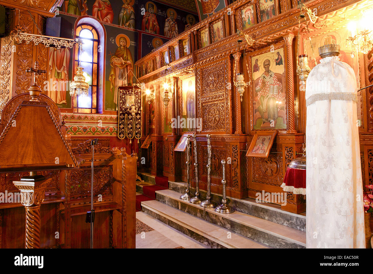 Innenansicht der religiöse Artefakte inmitten der griechischen Kirche in Parga Stadt auf dem Festland Griechenlands. Stockfoto