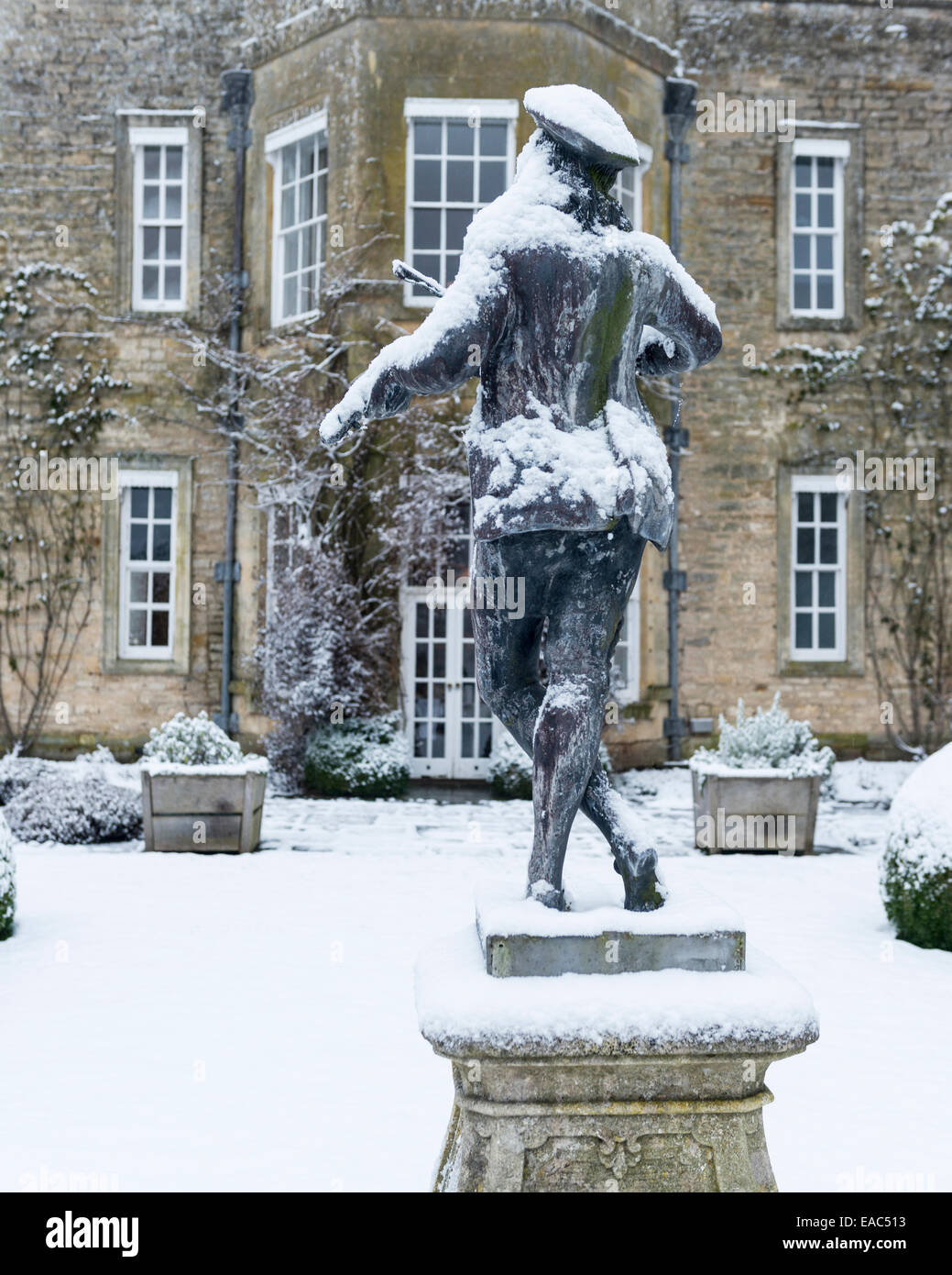 Schnee bestäubt Statue im Garten von Cornwell manor Stockfoto