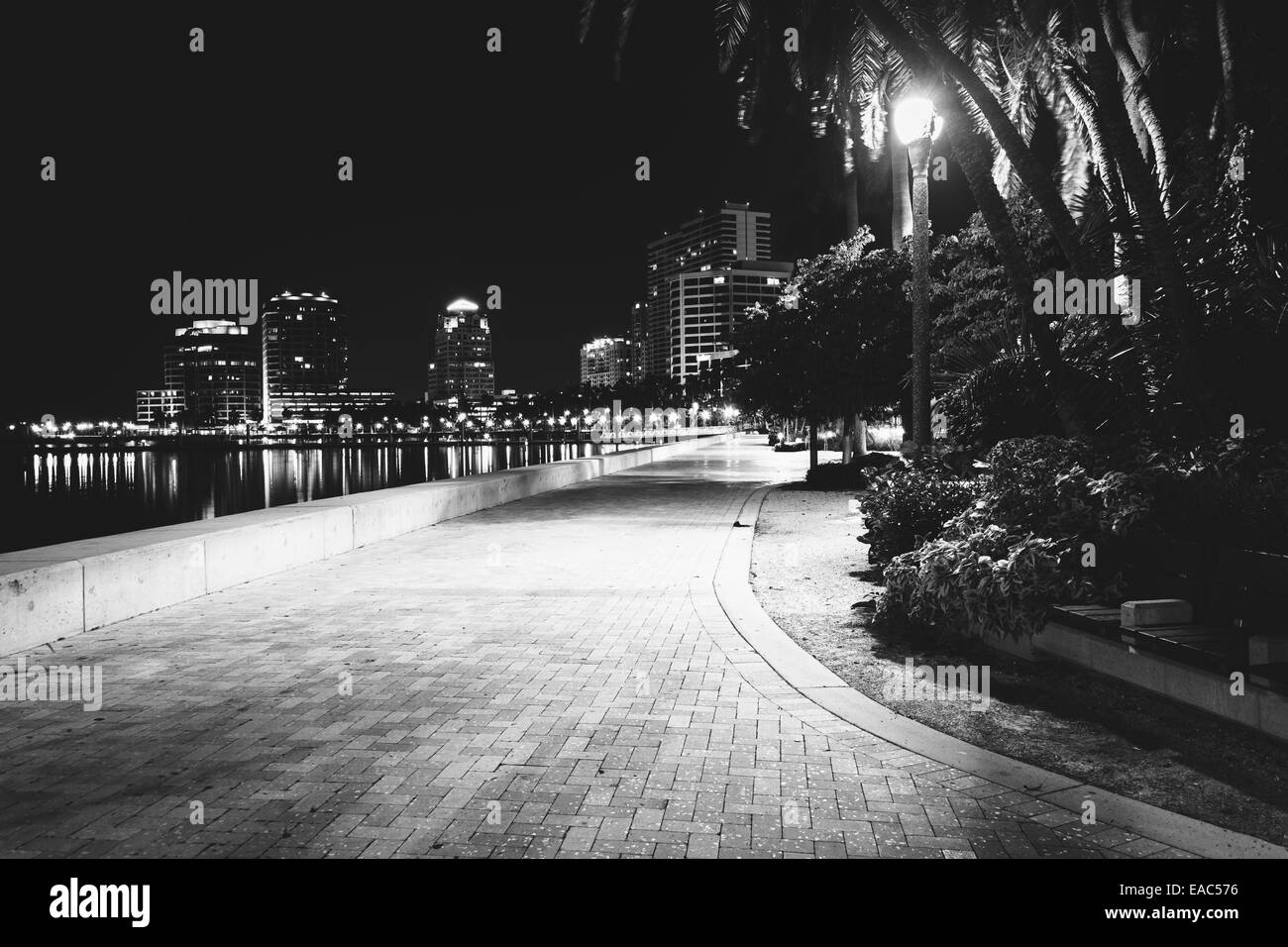 Uferpromenade und die Skyline bei Nacht in West Palm Beach, Florida. Stockfoto