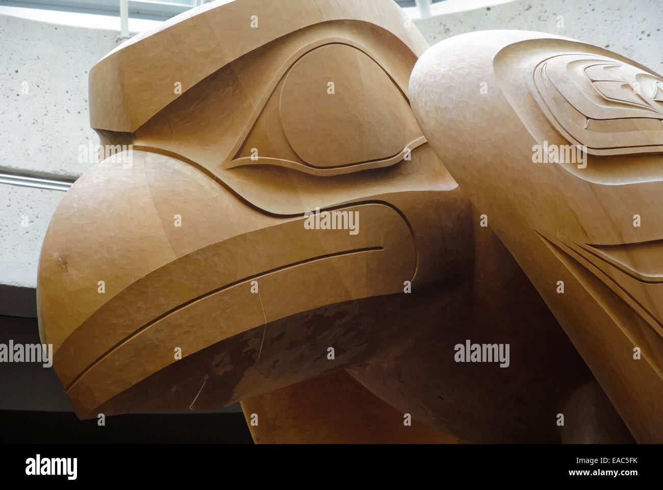 Skulptur von The Raven and The First Men von Bill Reid Rabe Stockfoto