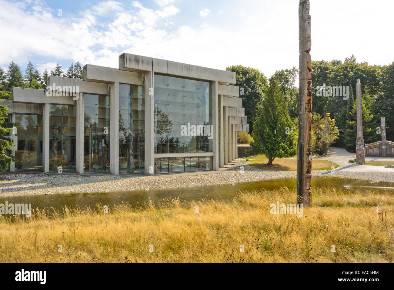 Blick auf Garten Museum für Anthropologie mit Totempfählen und First Nations Haus im Hintergrund Stockfoto