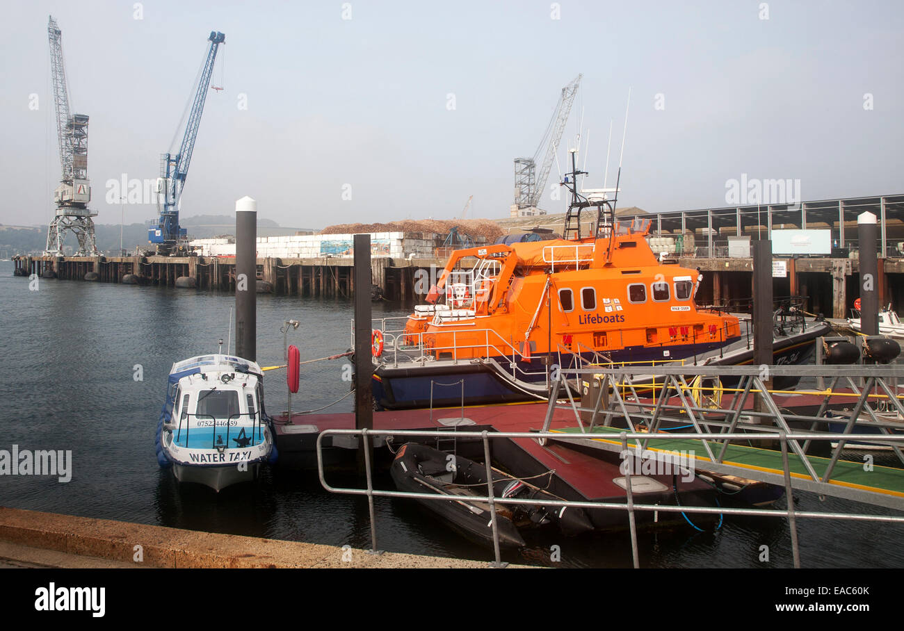 RNLI-Rettungsboot in den Hafen von Falmouth, Cornwall, England, UK Stockfoto
