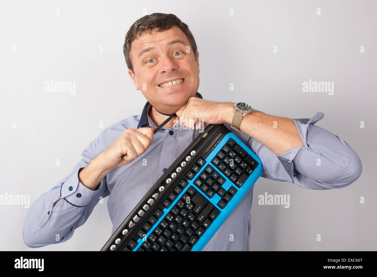 Deseperate Mann mit seinem keyboard Stockfoto