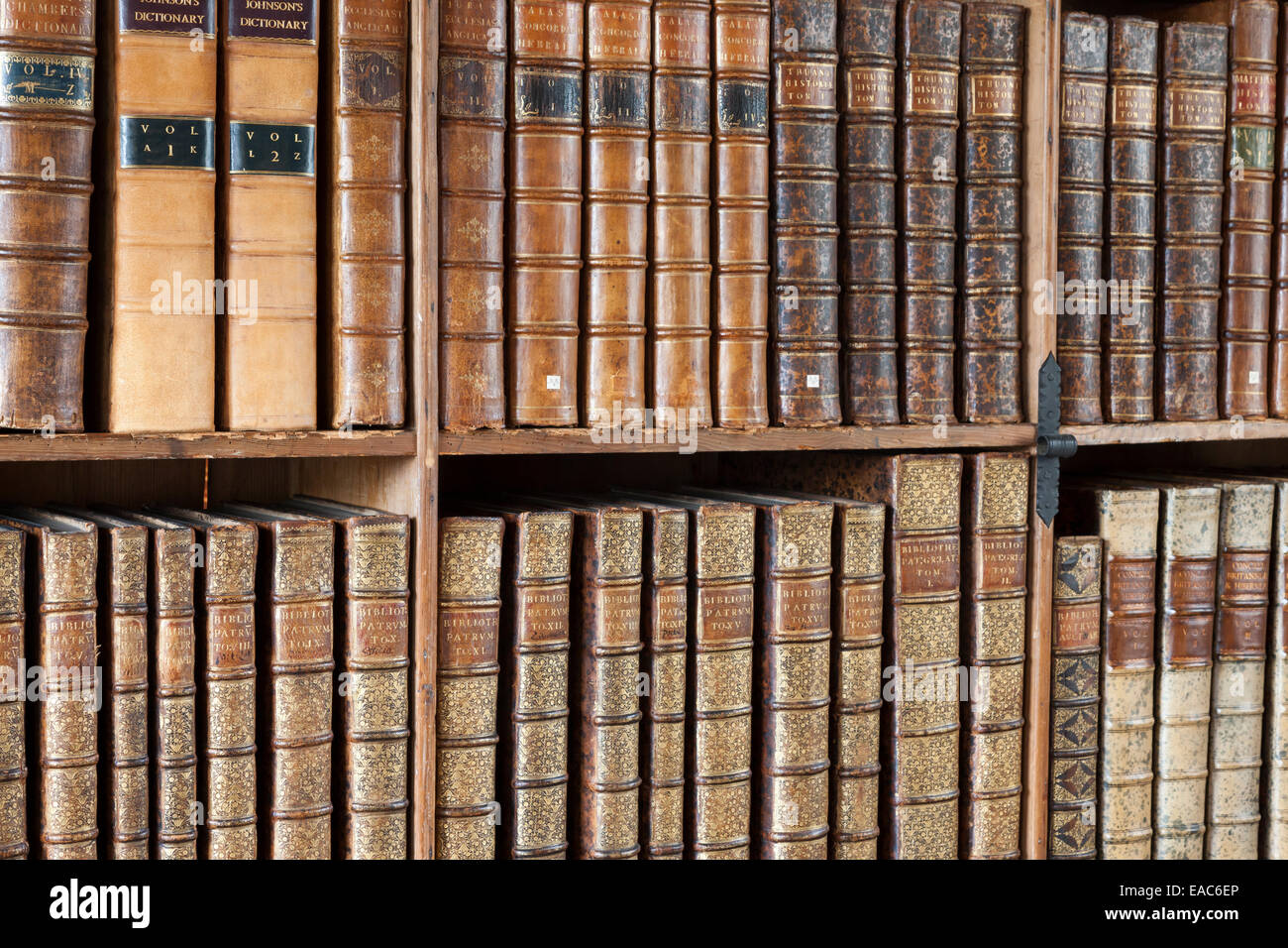 Leder gebundene Bücher in der Kathedrale Bibliothek, Kathedrale von Wells, Somerset Stockfoto