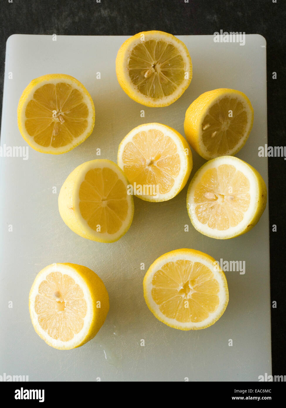 halbierte Zitronen auf Schneidebrett Stockfoto