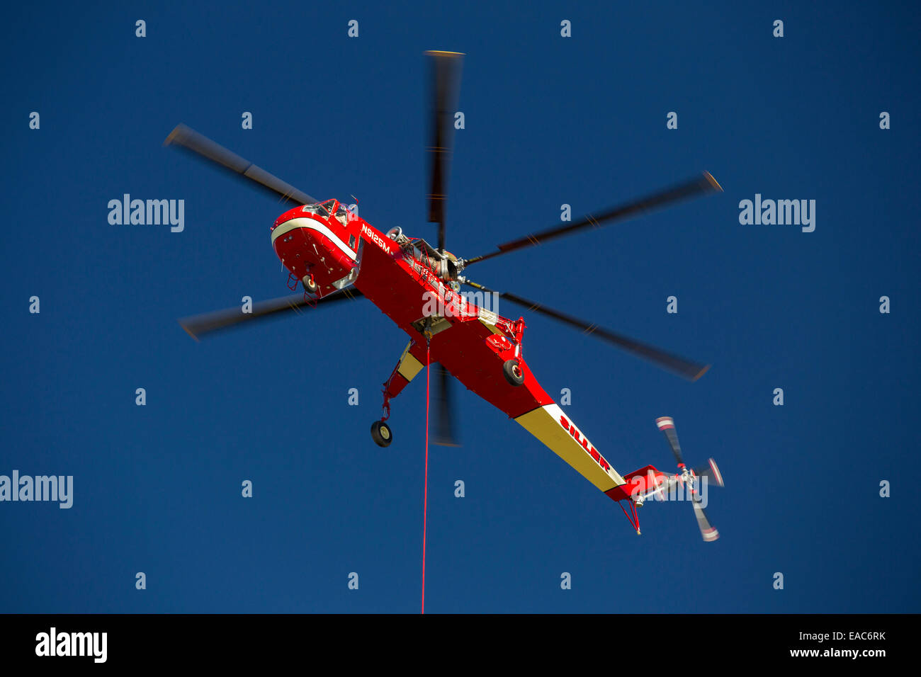 Ein Himmel Kran Hubschrauber verwendet wird, um das König-Feuer in der El Dorado National Forest, Kalifornien, USA zu bekämpfen. Stockfoto