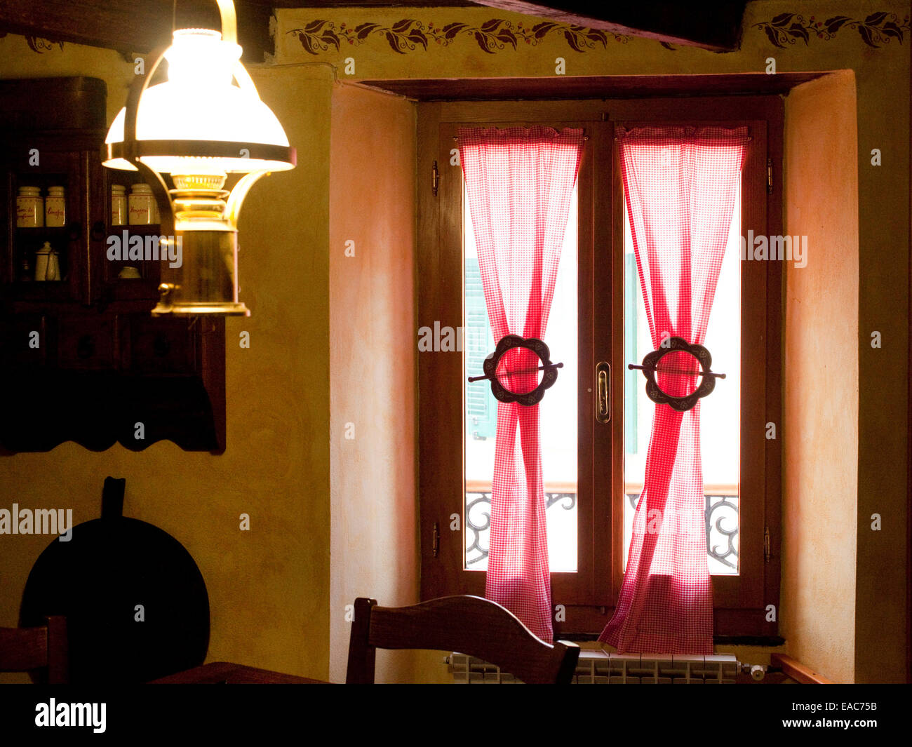 Detail des Fensters der Speisesaal des Hauses in kleinen italienischen Dorf Stockfoto