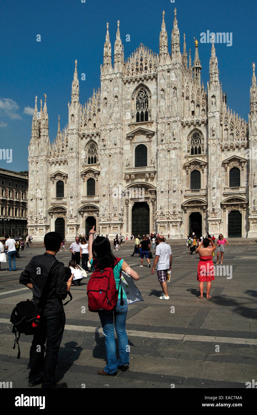 Italien, Lombardei, Mailand, Piazza Duomo Platz, Duomo Kathedrale, Touristen Stockfoto