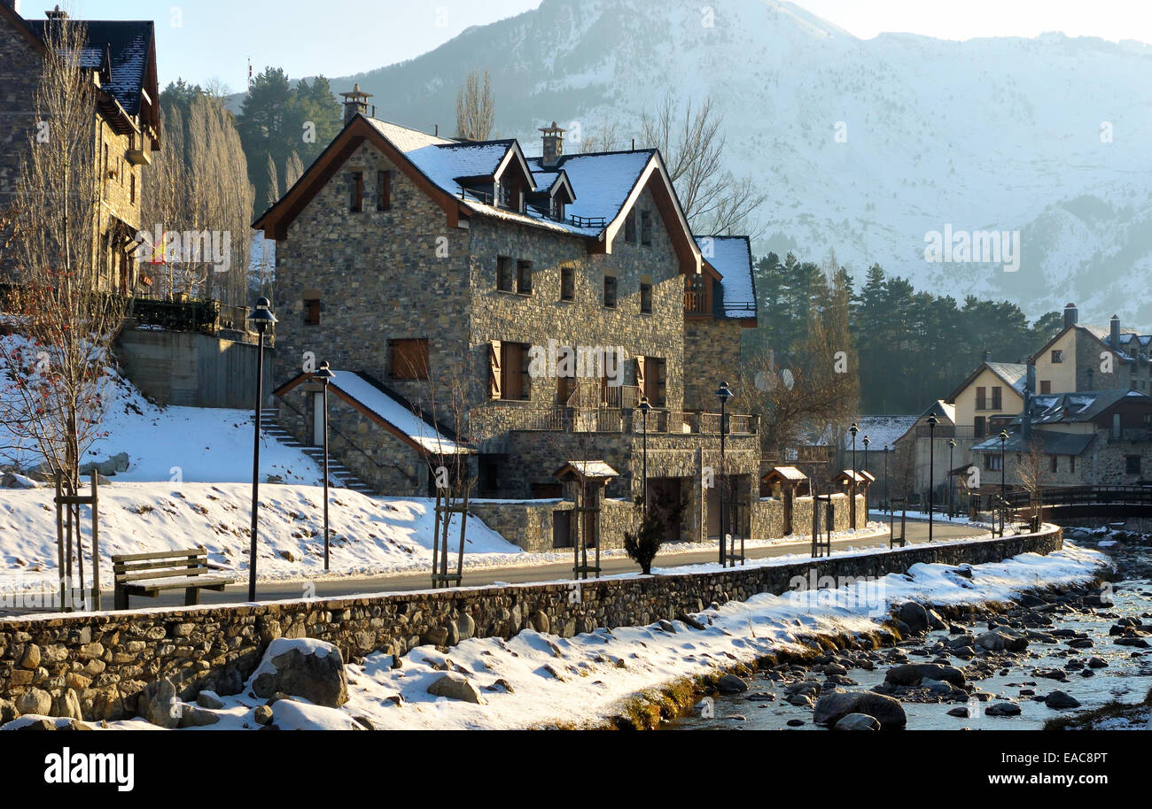Altes Haus am Sallent de Gállego, Pyrenäen. Schnee im Winter Stockfoto