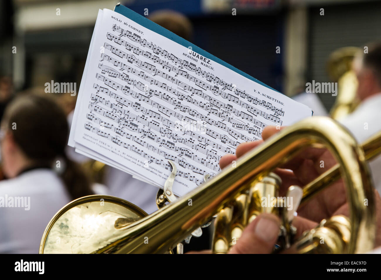 Man spielt ein Blechblasinstrument Trompete, Juarez Musik Blatt marschieren an der Carnaval Del Pueblo London England Stockfoto