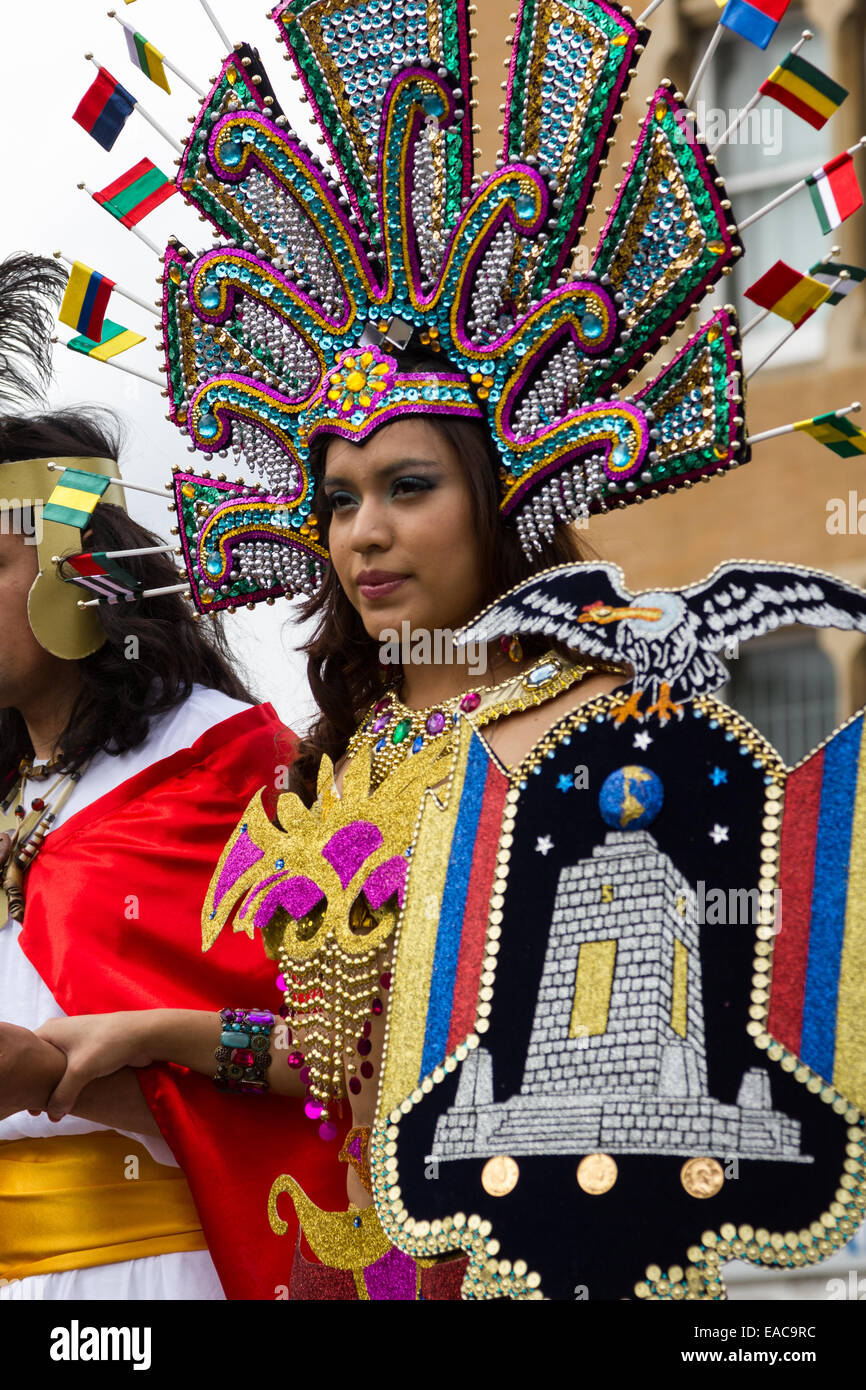 Latein-amerikanische Frau gekleidet in Tracht an der Carnaval Del Pueblo London Stockfoto