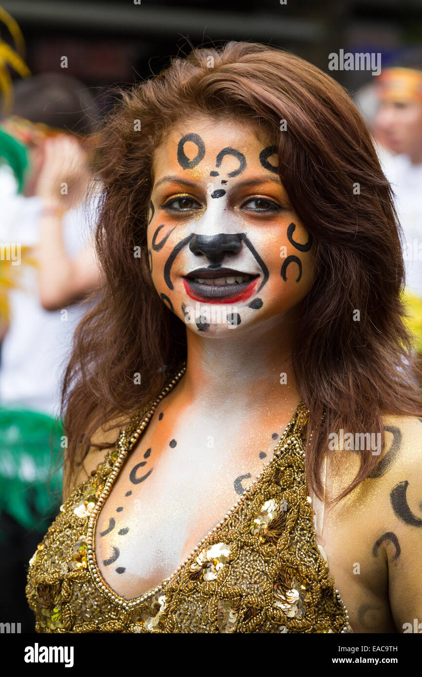 Latein-amerikanische Frau gekleidet in Tracht an der Carnaval Del Pueblo London Stockfoto