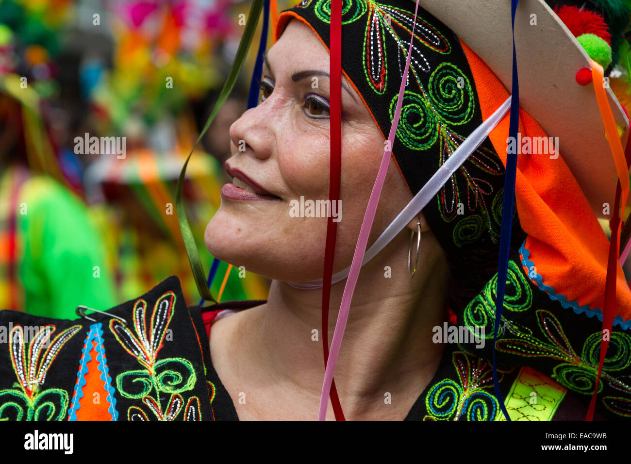 Lateinamerikanische Frau, gekleidet in eine einheimische Tracht an der Carnaval Del Pueblo London Stockfoto