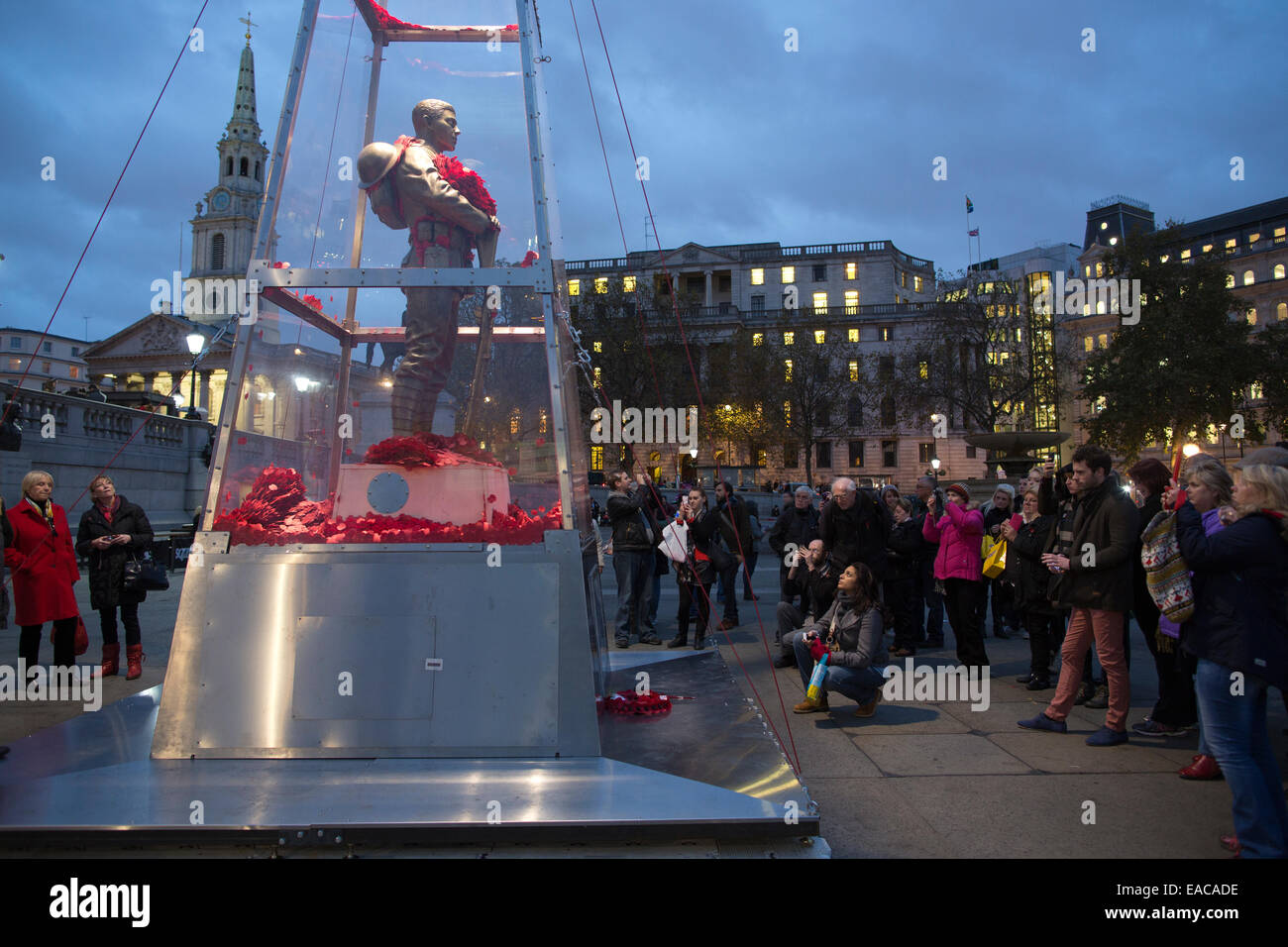 Jeder Mann erinnerte dachte Skulptur derzeit basierte Trafalgar Square, denn gehen auf einen vier-Jahres-Tour von Großbritannien Stockfoto