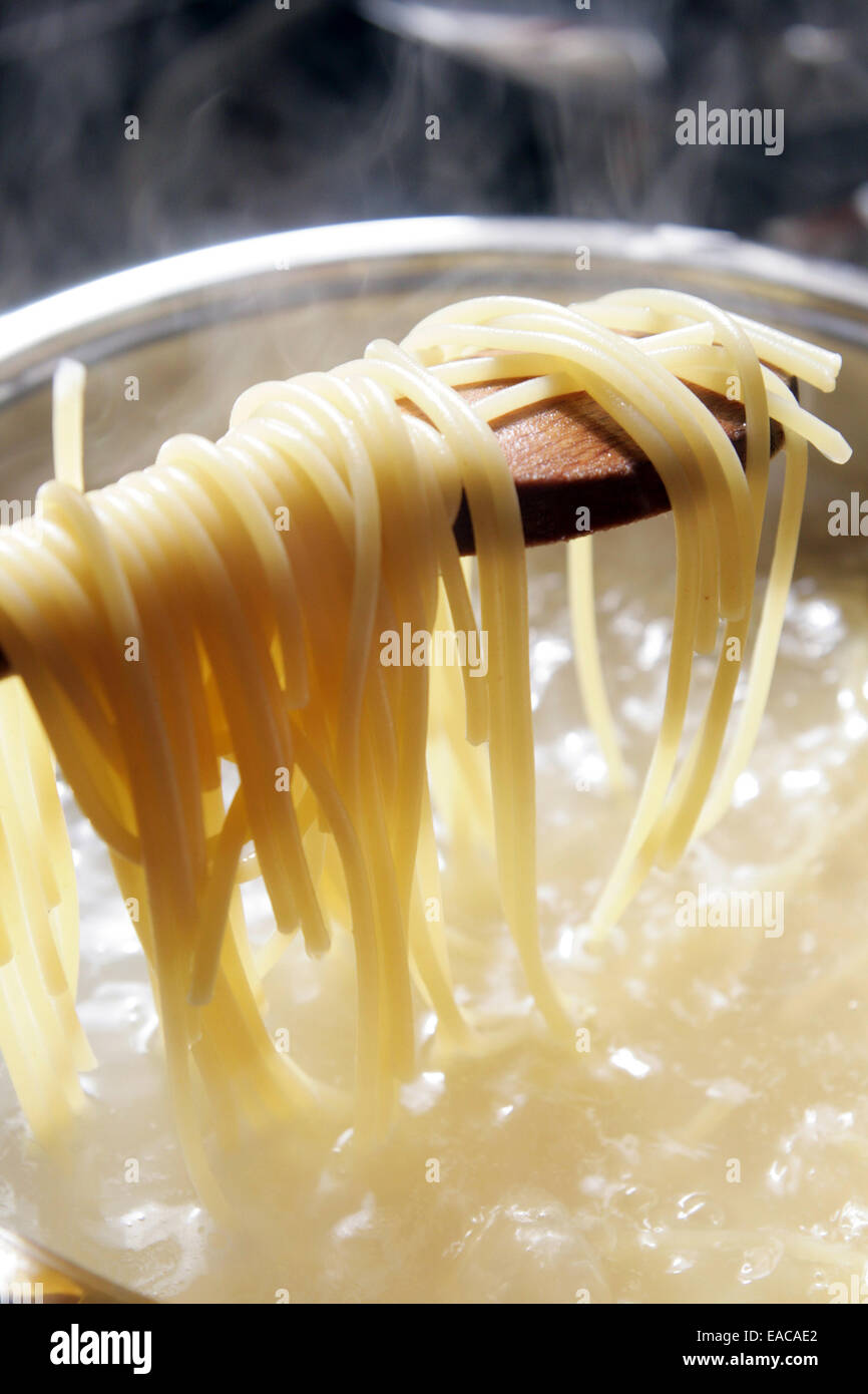 Einige Spaghetti Kochen in heißem Wasser Stockfoto