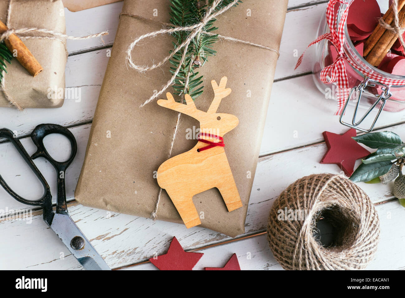 Hausgemachte verpackte Weihnachtsgeschenke mit Werkzeugen und Dekorationen Stockfoto
