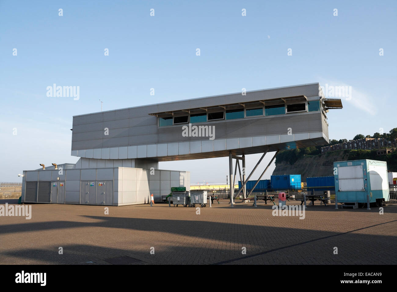 Das Kontrollzentrum für das Cardiff Bay Barrage Wales, das Gebäude der modernen britischen Architektur aus Metall Stockfoto