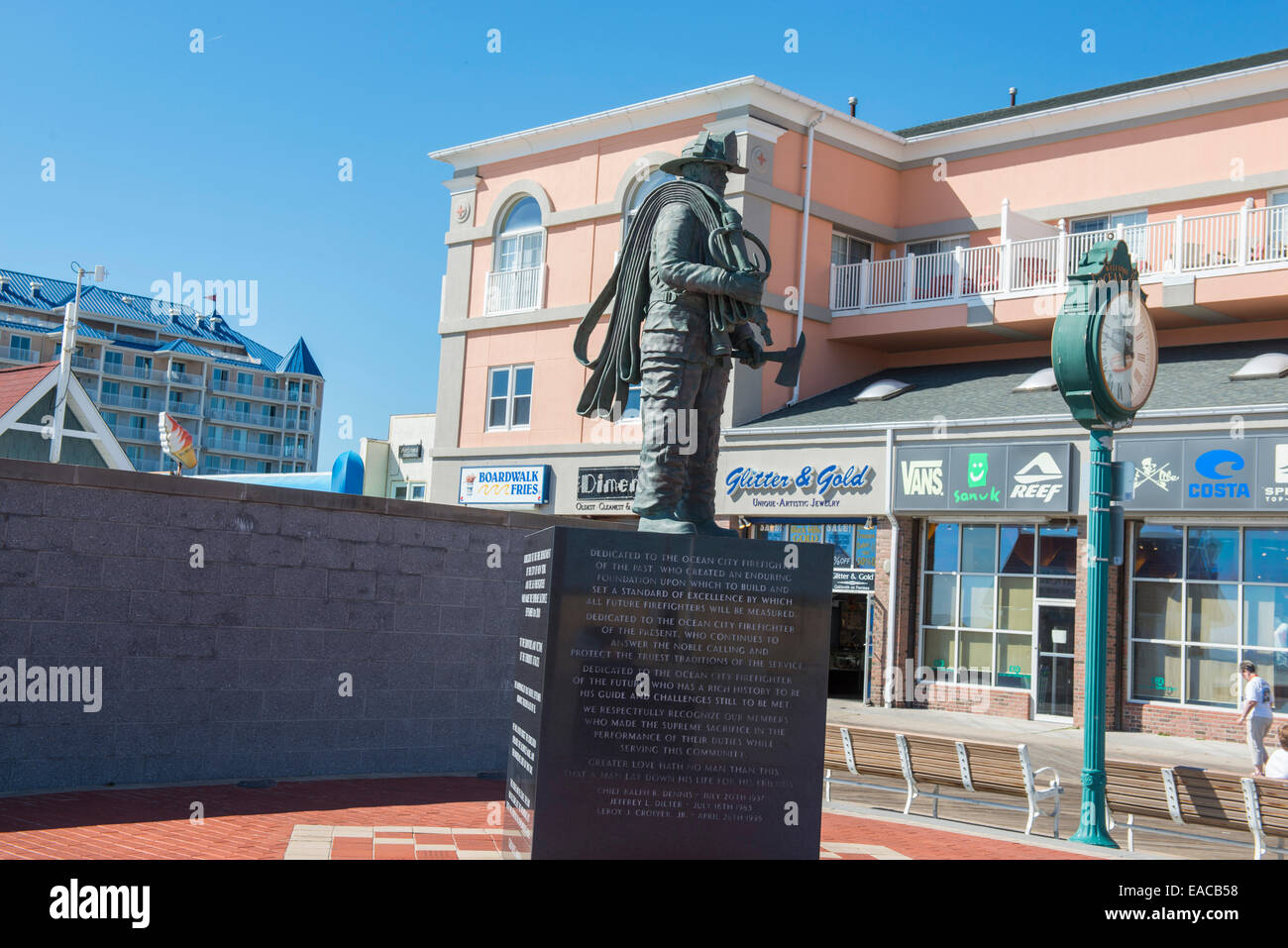 Feuerwehrmann-Denkmal auf der Promenade in Ocean City, Maryland USA Stockfoto