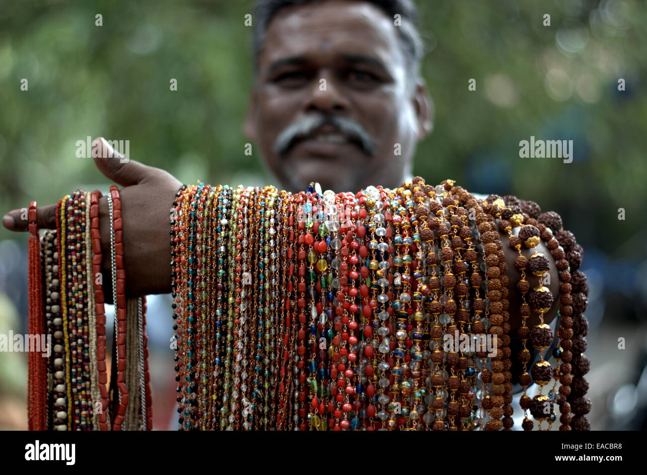 Perle Halskette Saleman auf Straßen von Fort Kochi, Kerala, Indien Stockfoto
