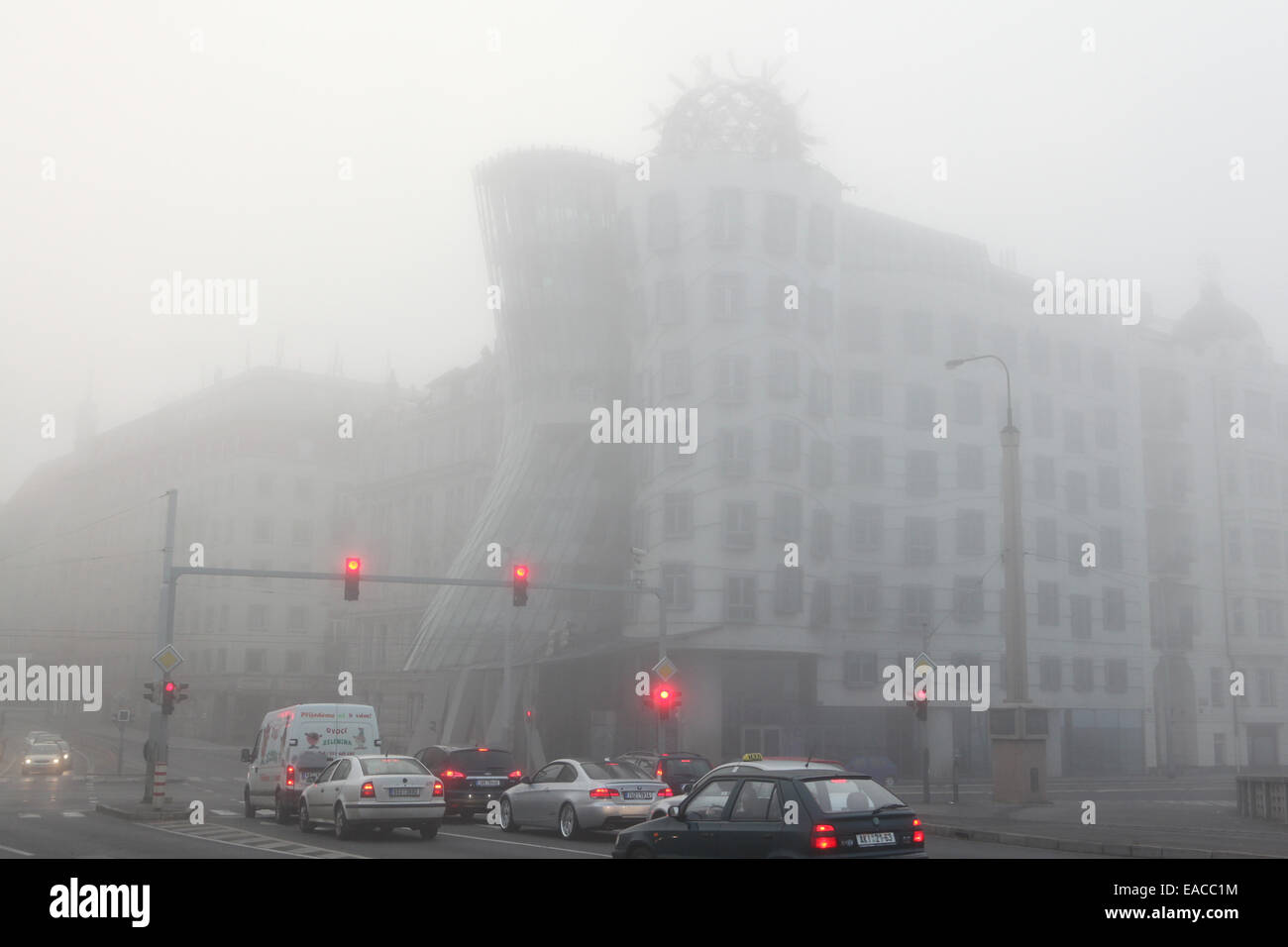 Morgennebel über das Tanzende Haus, entworfen von Vlado Milunic und Frank Gehry in Prag, Tschechien. Stockfoto