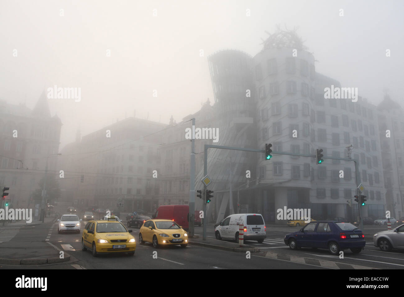 Morgennebel über das Tanzende Haus, entworfen von Vlado Milunic und Frank Gehry in Prag, Tschechien. Stockfoto