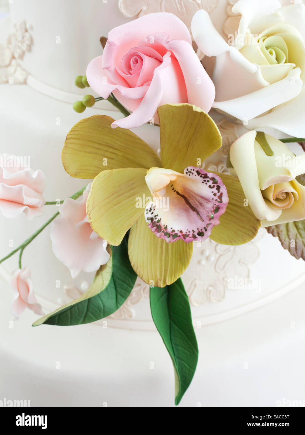 Essbare Blumen Detail Hergestellt Aus Zuckerguss Auf Einer Hochzeitstorte Stockfotografie Alamy