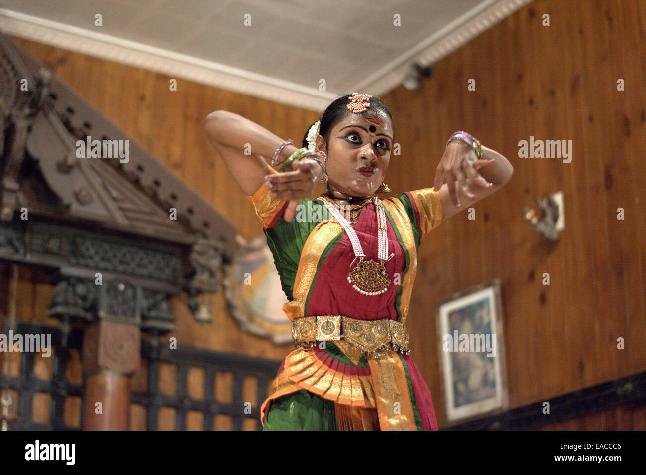 Frau, die Durchführung von traditionellen südindischen Kerala Tanz (klassischer indischer Tanz) im Theater in Fort Kochi während Onam. Stockfoto