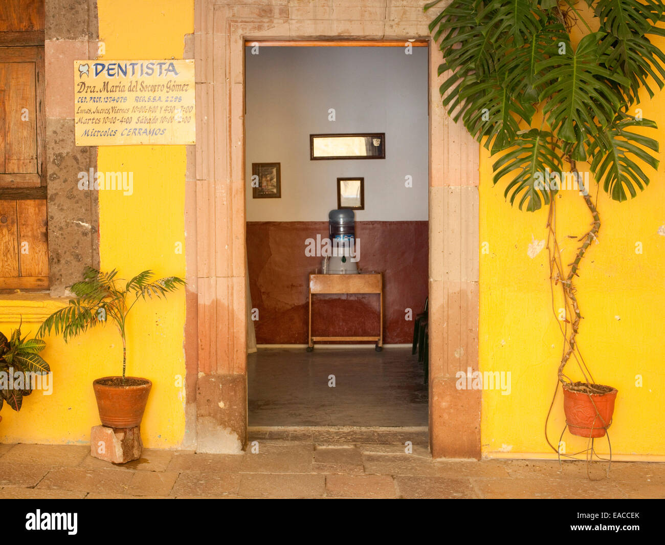 Eingang zur Zahnarztpraxis in einem mexikanischen Dorf Stockfoto