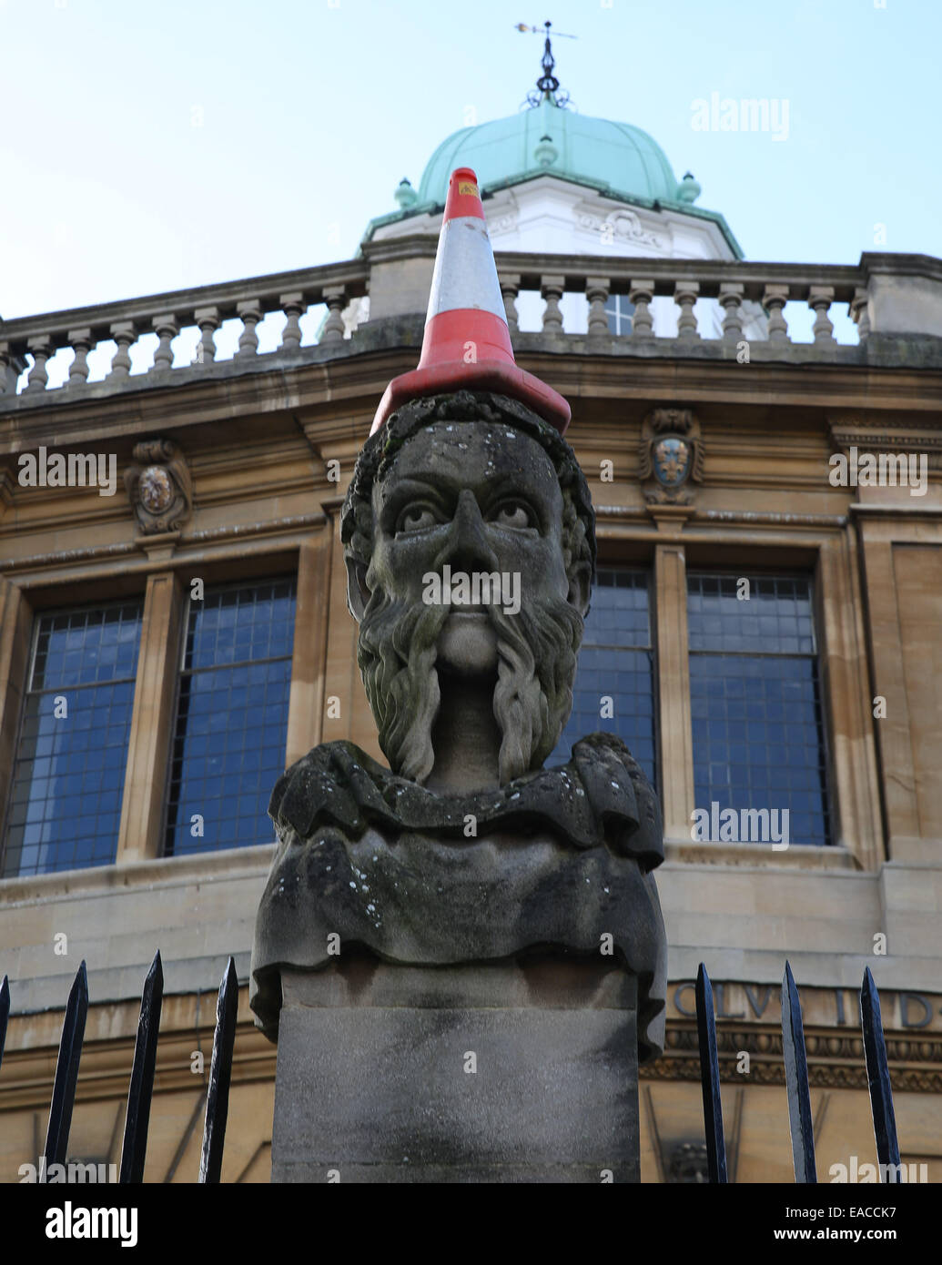 Schelm legt Verkehr Kegel eines Kaiser Leiter im Sheldonian Theater in Oxford Stockfoto