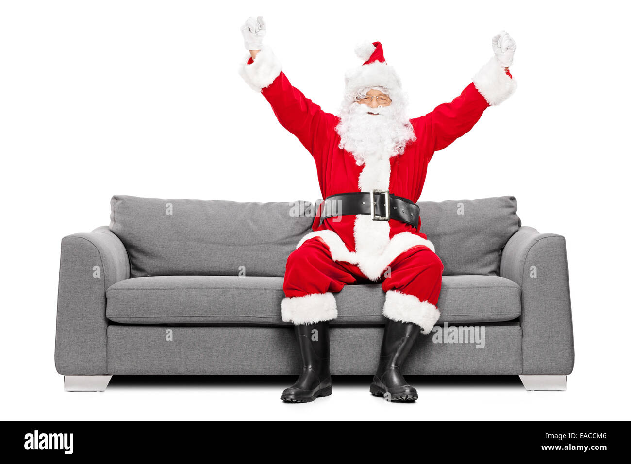 Santa Claus gestikulieren Glück sitzend auf Sofa isoliert auf weißem Hintergrund Stockfoto