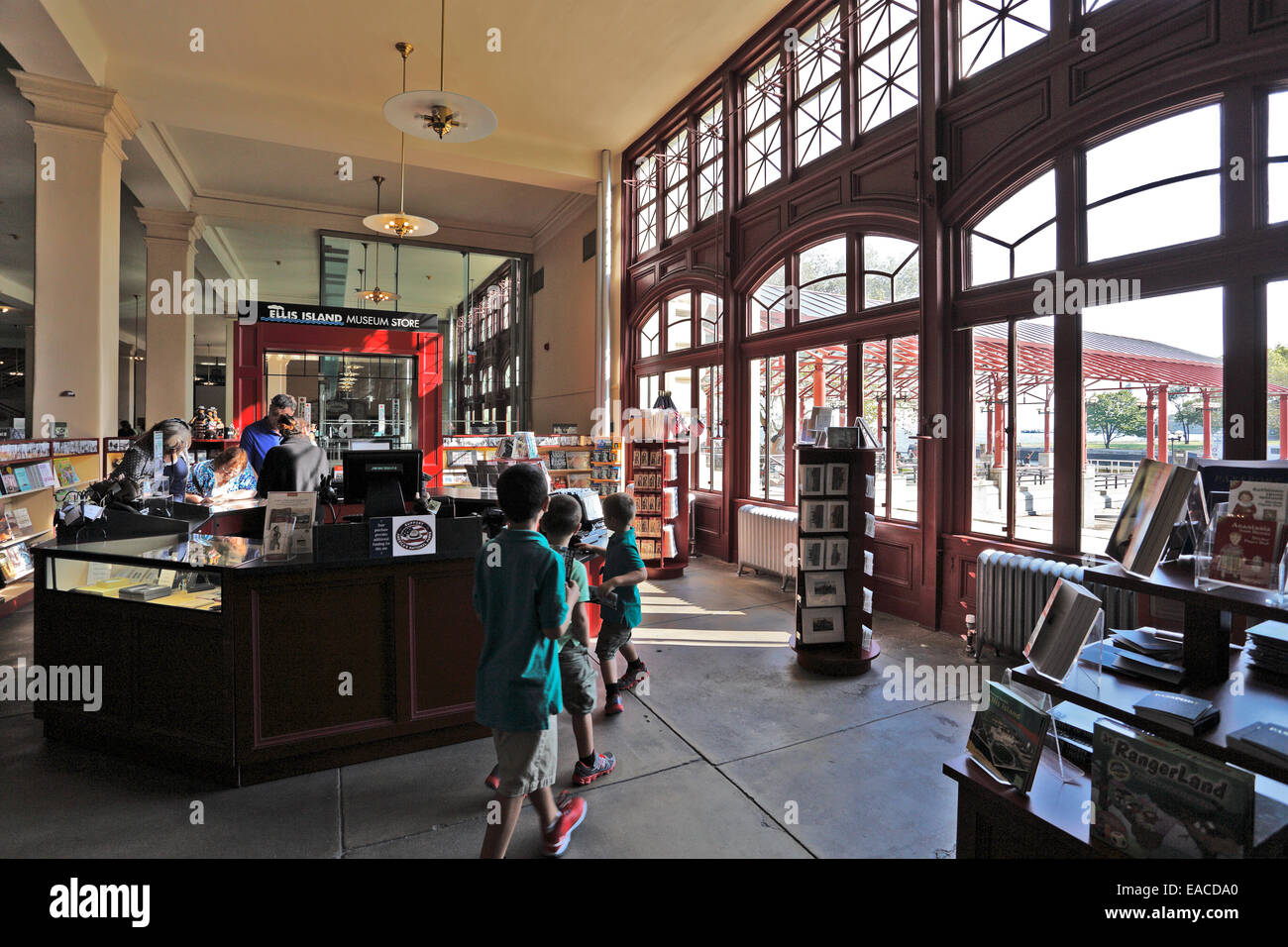 Der Souvenirladen und Buchhandlung in Ellis Island Immigration Museum New York Harbor Stockfoto