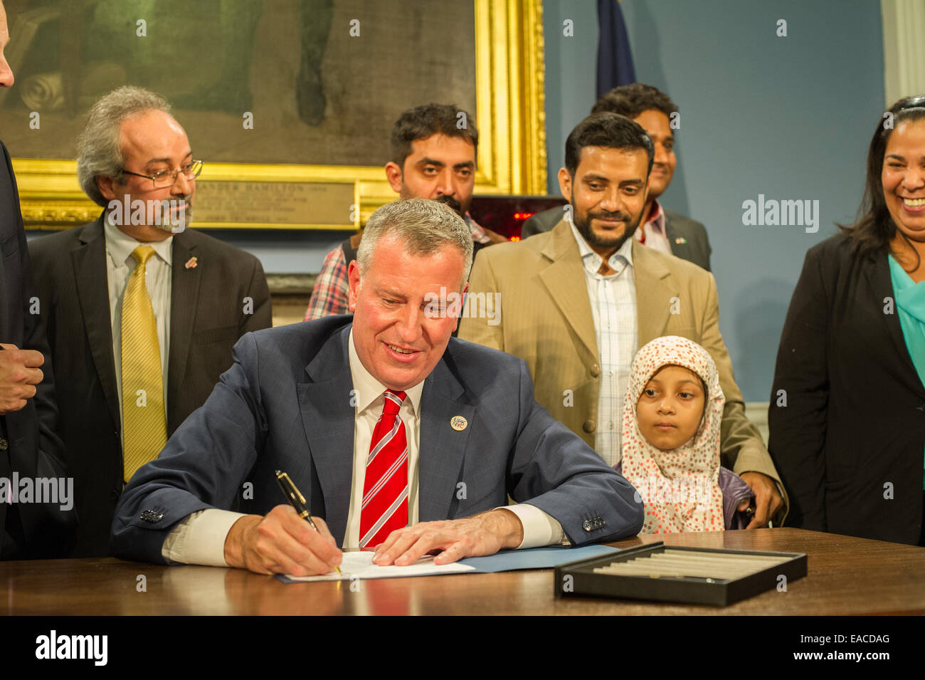 New Yorker Bürgermeister Bill De Blasio unterzeichnet in Gesetz, Intro. 82-A, in New York City Hall Stockfoto