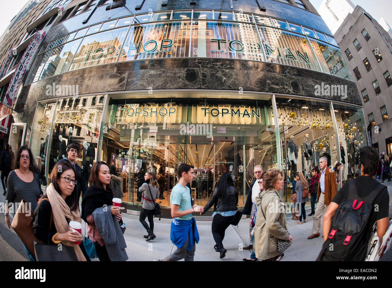 Der neu eröffnete Topshop Store auf der Fifth Avenue in Midtown Manhattan  in New York Stockfotografie - Alamy