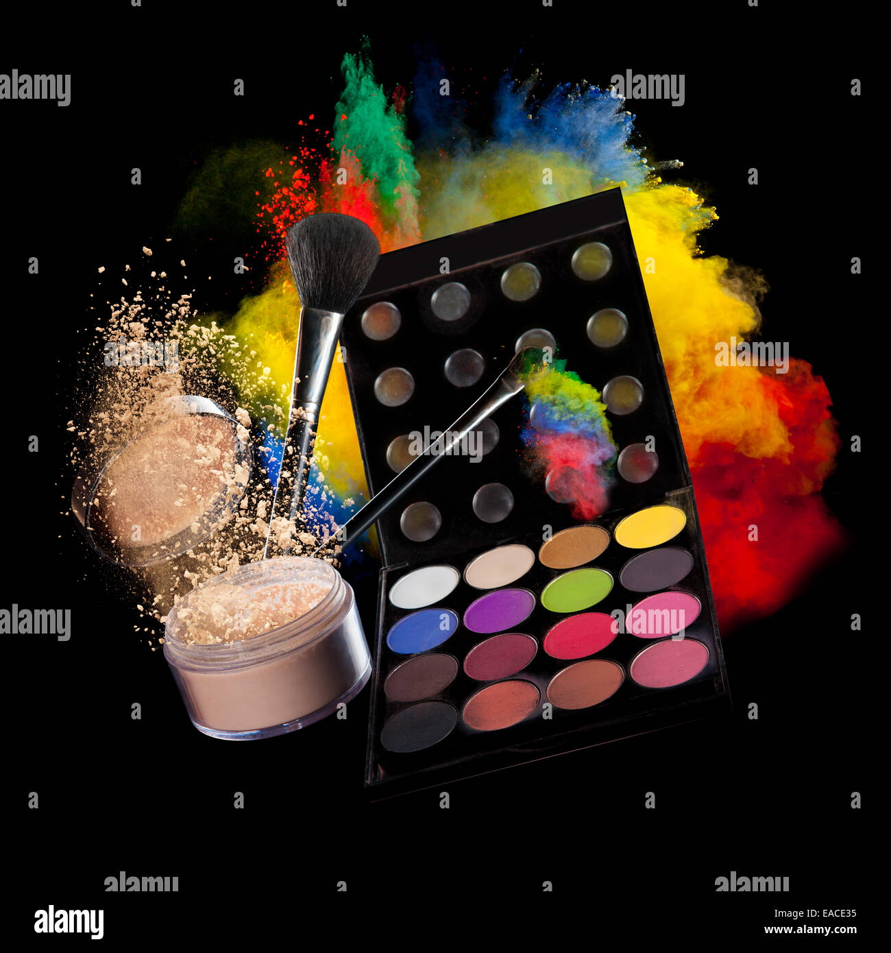 Einfrieren der Bewegung der farbigen Staub Explosion Make-up Palette und Pinsel, isoliert auf schwarzem Hintergrund Stockfoto