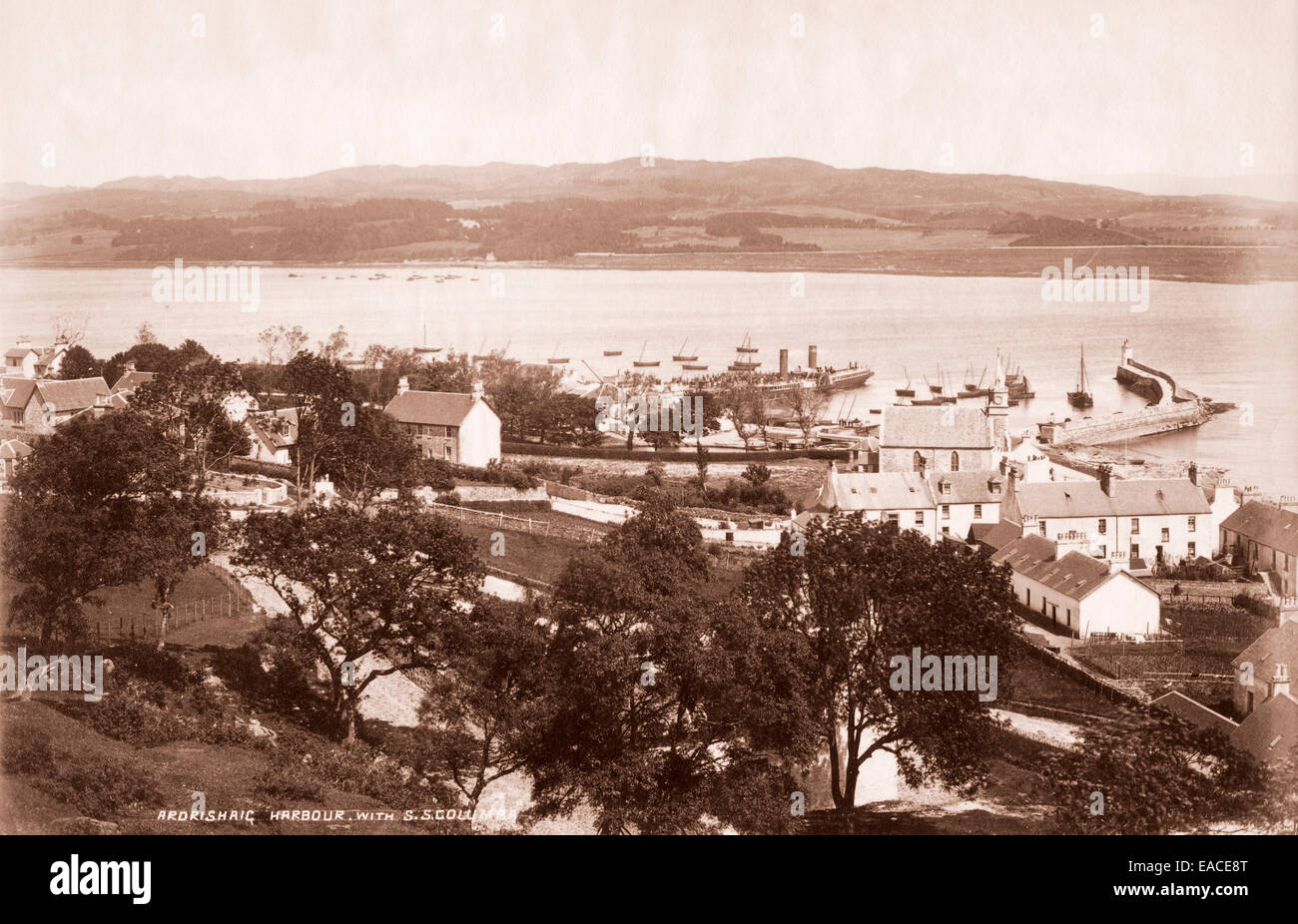 Ardrishaig Hafen am Ende des Crinan Canal mit SS-Collumba im Hafen am Pier, um 1895, Schottland Stockfoto